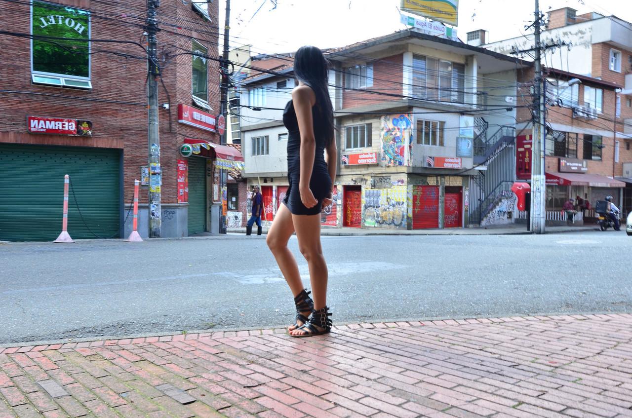 20P Chica colombiana de piernas largas se quita el vestido negro para debutar posando desnuda