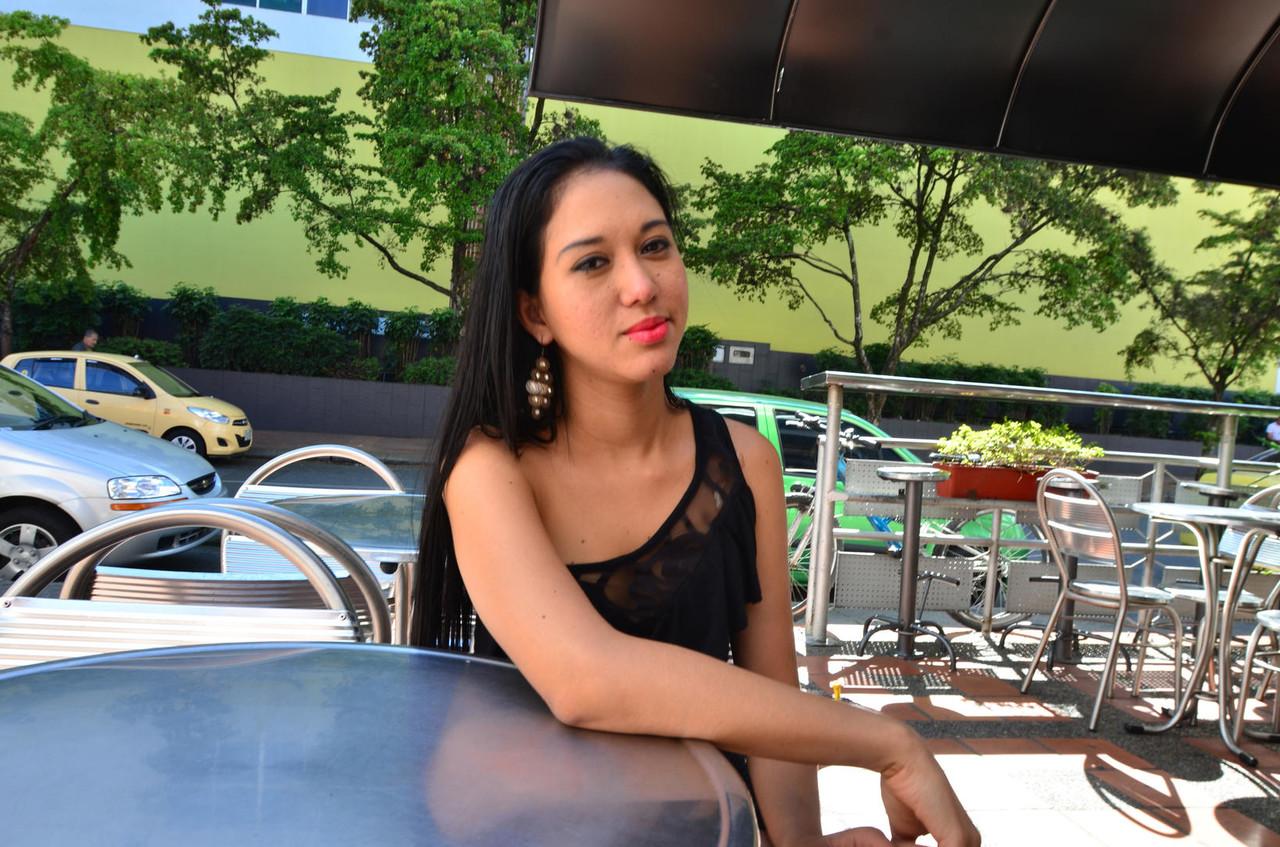 20P Chica colombiana de piernas largas se quita el vestido negro para debutar posando desnuda