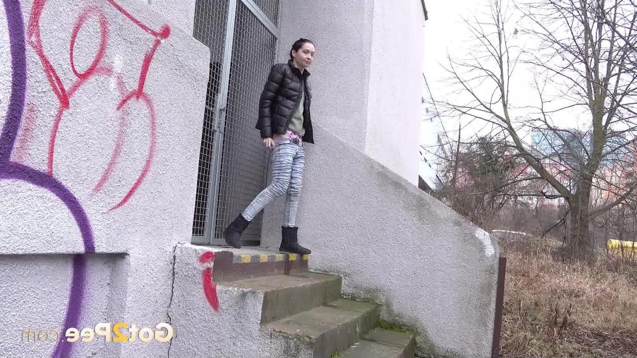 15P A morena solo Mistica abaixa a calça jeans para mijar urgentemente em público
