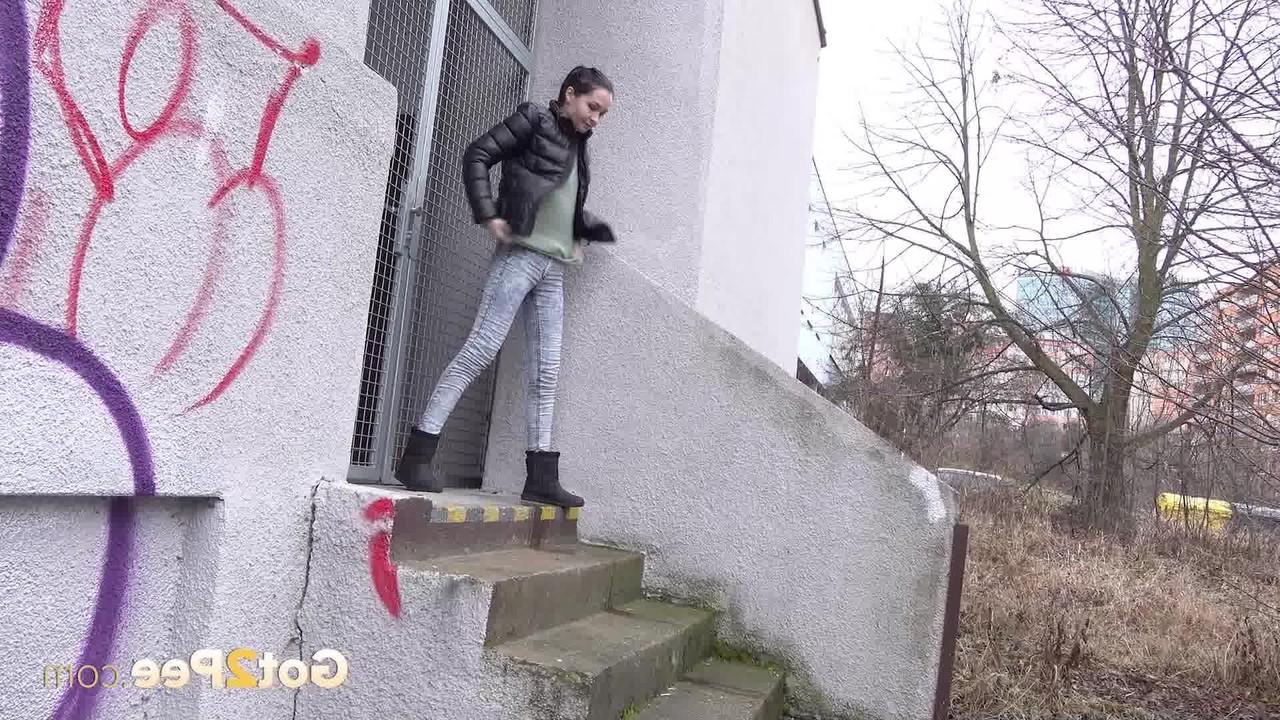 15P A morena solo Mistica abaixa a calça jeans para mijar urgentemente em público