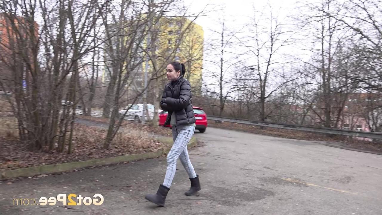15P A morena solo Mistica abaixa a calça jeans para mijar urgentemente em público