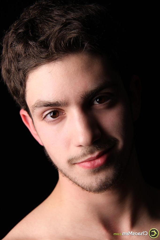 20P Le latino gay Corey se déshabille et montre sa grosse bite et son trou du cul poilu.