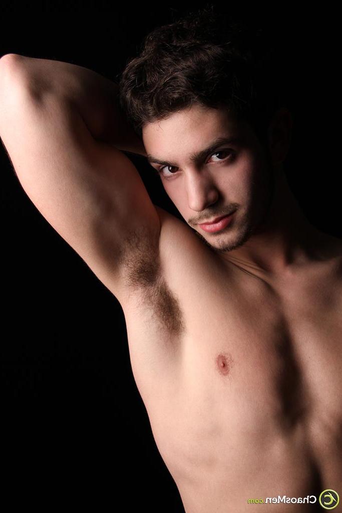 20P Le latino gay Corey se déshabille et montre sa grosse bite et son trou du cul poilu.