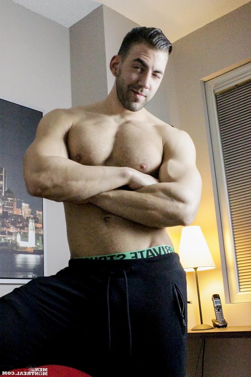 15P A fisiculturista gay musculosa Juliette Blonde brinca com seu pau enorme em um solo