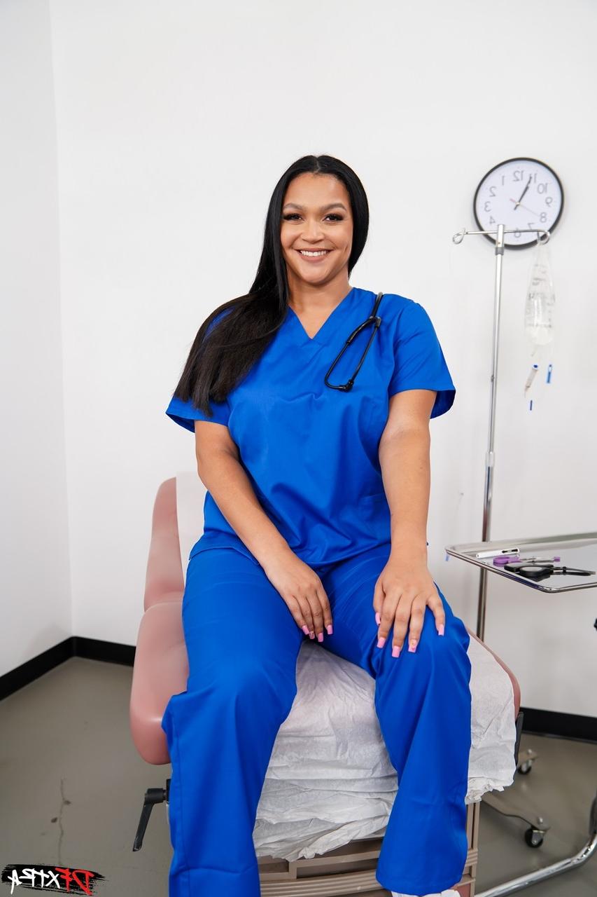20P Die kurvige schwarze Krankenschwester Ashlyn Peaks fickt eine Patientin und spritzt ihr auf die Titten