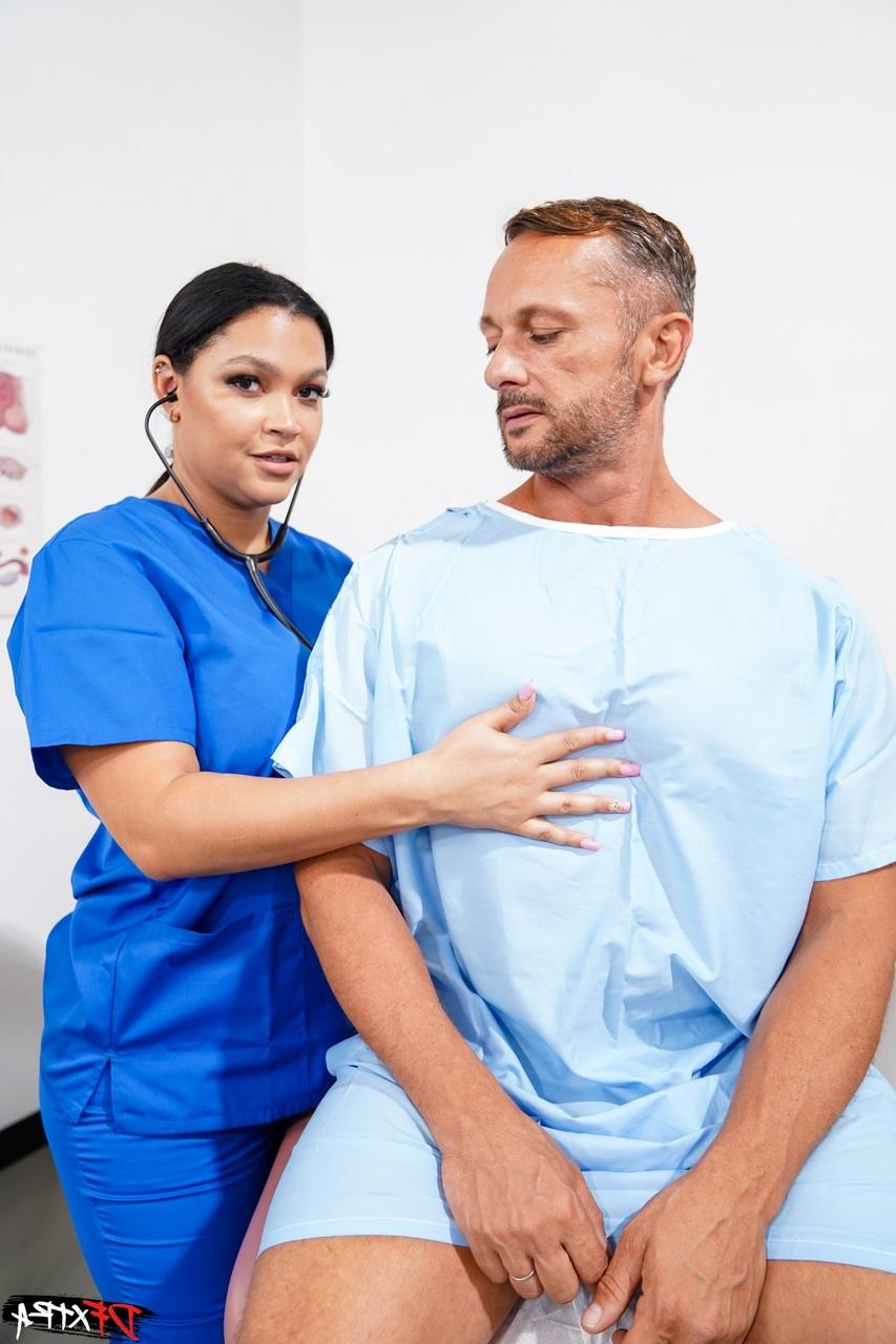 20P Die kurvige schwarze Krankenschwester Ashlyn Peaks fickt eine Patientin und spritzt ihr auf die Titten
