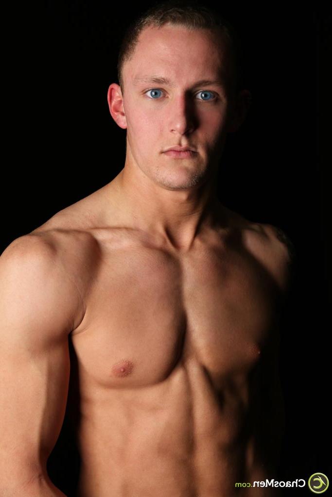 20P Le gay pervers Trevor Laster perd sa chemise et son pantalon pour révéler une bite bien dure