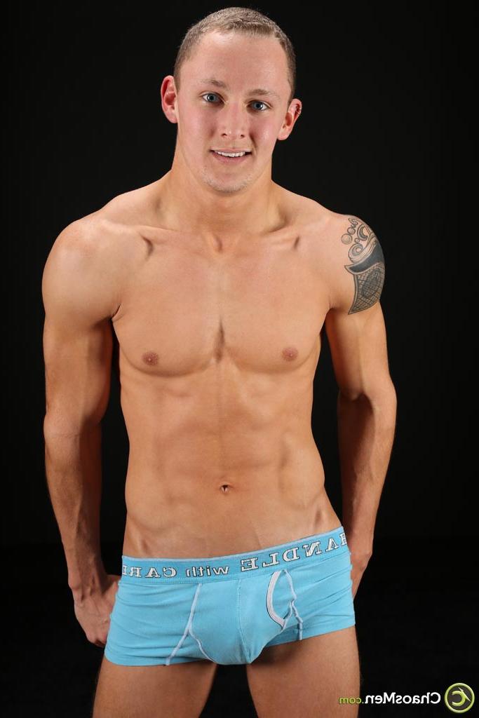 20P Le gay pervers Trevor Laster perd sa chemise et son pantalon pour révéler une bite bien dure