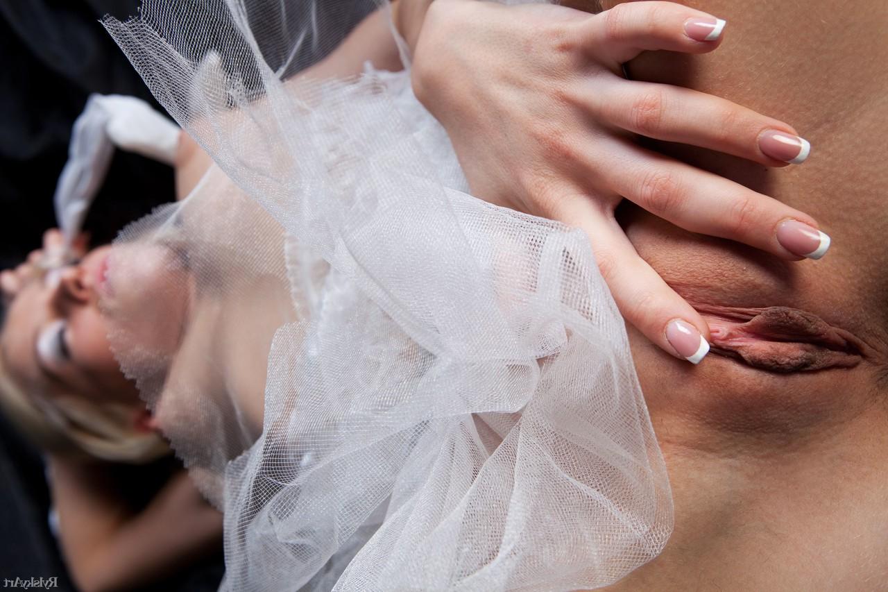 17P La rubia Alysha se quita el vestido de novia y baja las manos