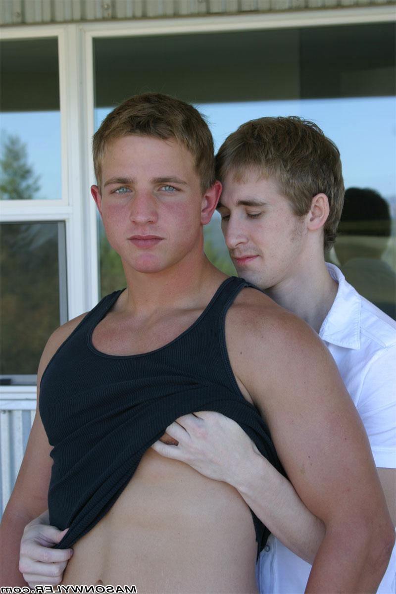 20P L'étalon gay blond Mason Wyler encule et souffle sur le garçon fort Marcus Mojo