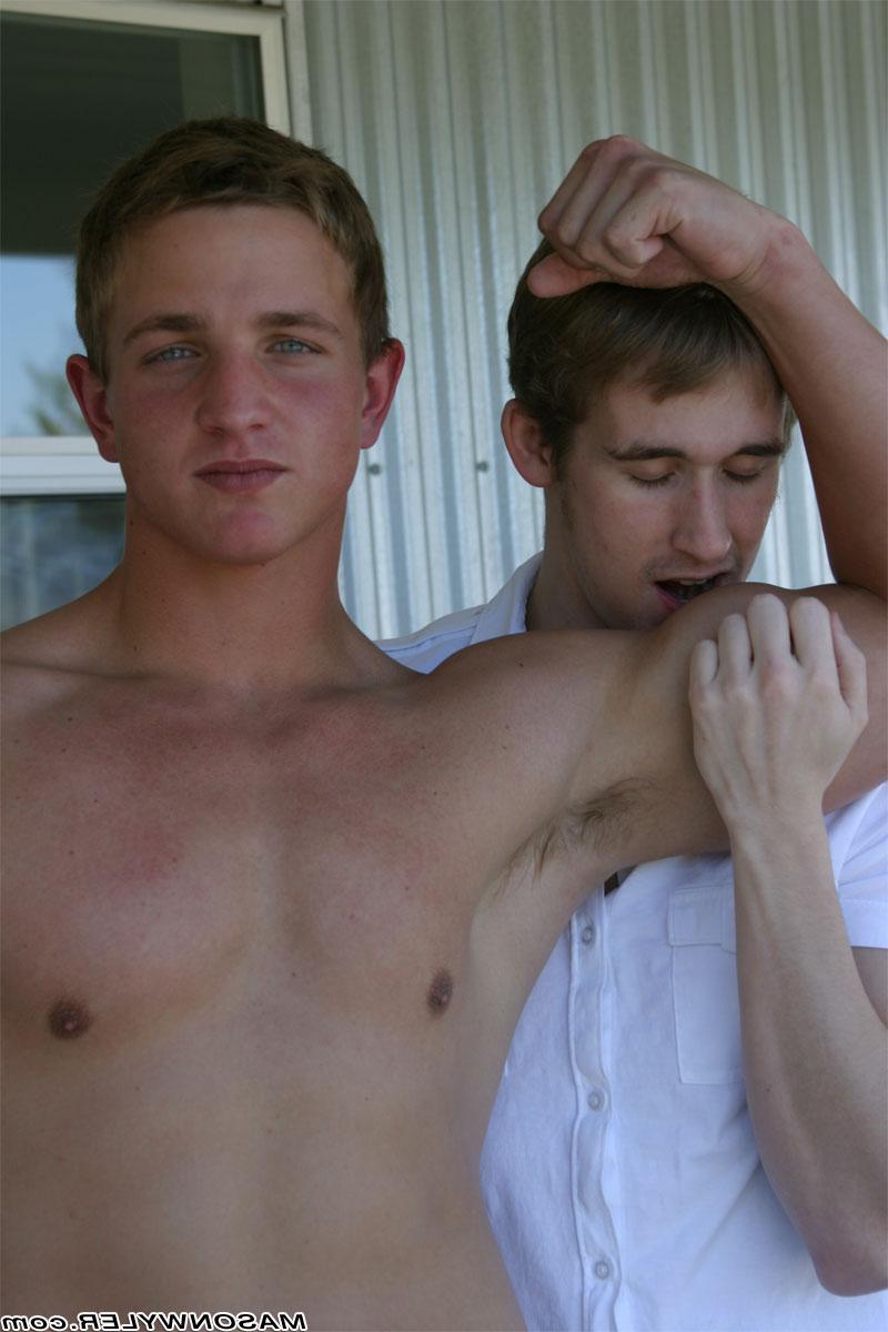 20P L'étalon gay blond Mason Wyler encule et souffle sur le garçon fort Marcus Mojo