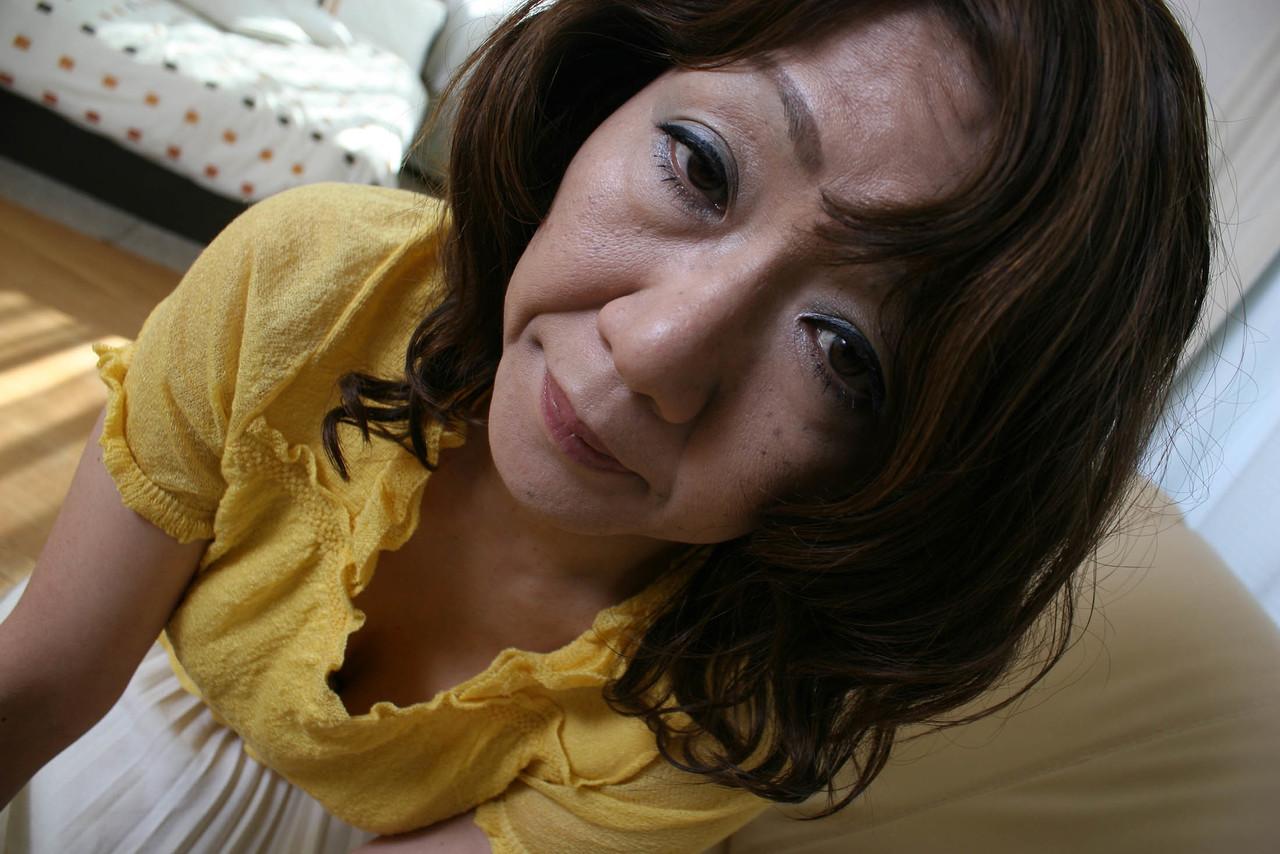 20P La mamie japonaise Eriko Nishimura se déshabille et montre sa chatte super poilue.
