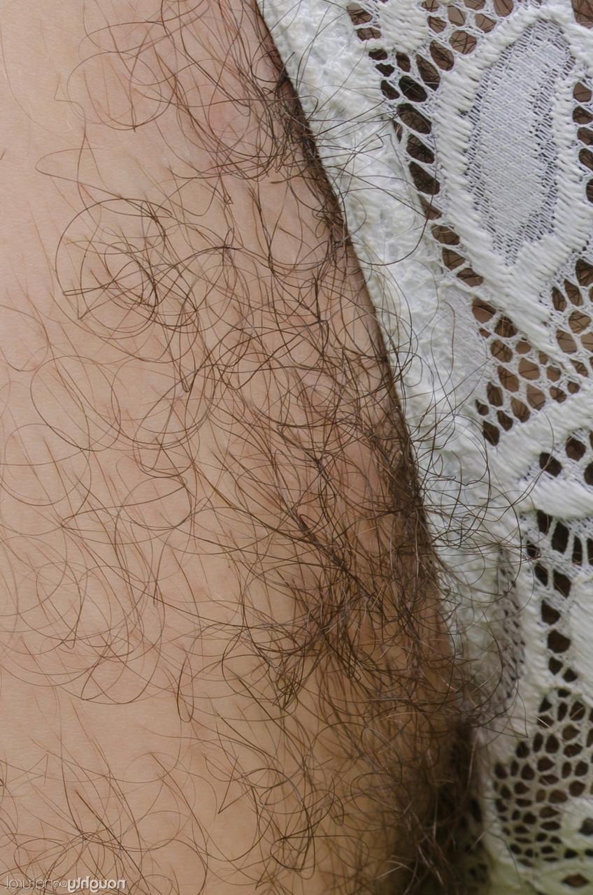 20P Kisa Fae, amatrice en body en dentelle, dévoile sa chatte et son corps poilus.