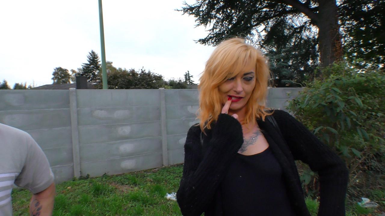 17P Tattooed redhead Mercedes Boode invites her older neighbour to be her fuck bud