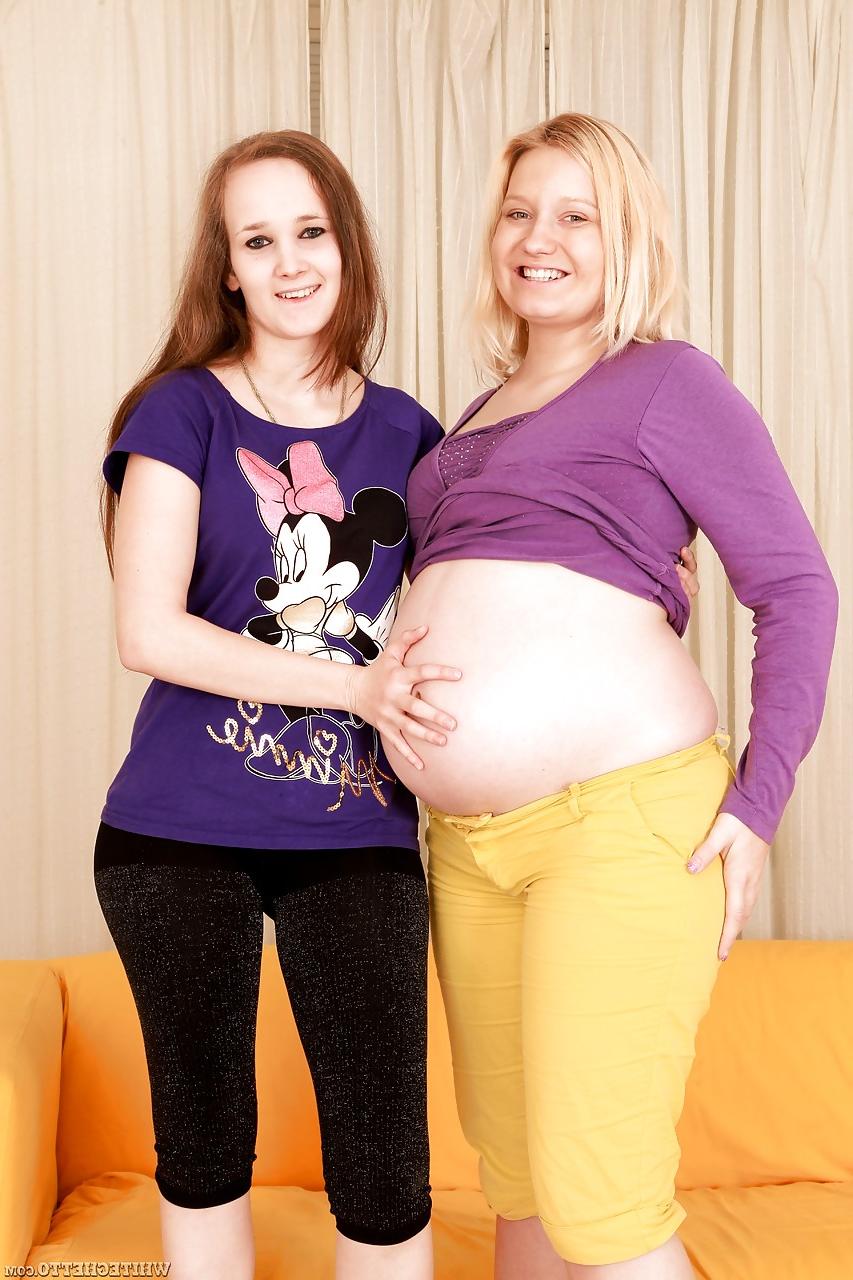15P Une mère enceinte et sa petite amie lèchent et jouent avec des vagins poilus en talons hauts.