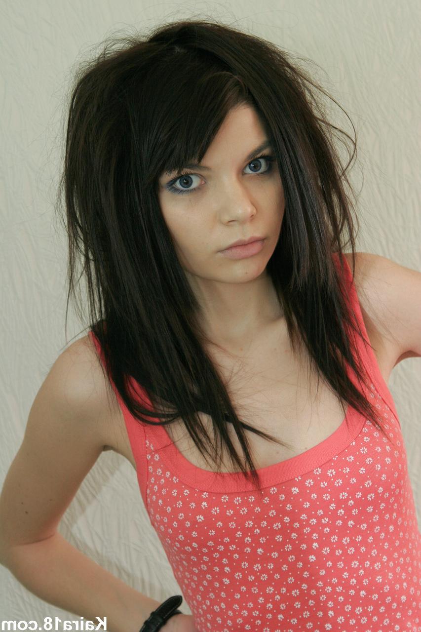 15P A pequena adolescente Kaira 18 mostra seus peitos pequenos antes de finalmente tirar a calcinha