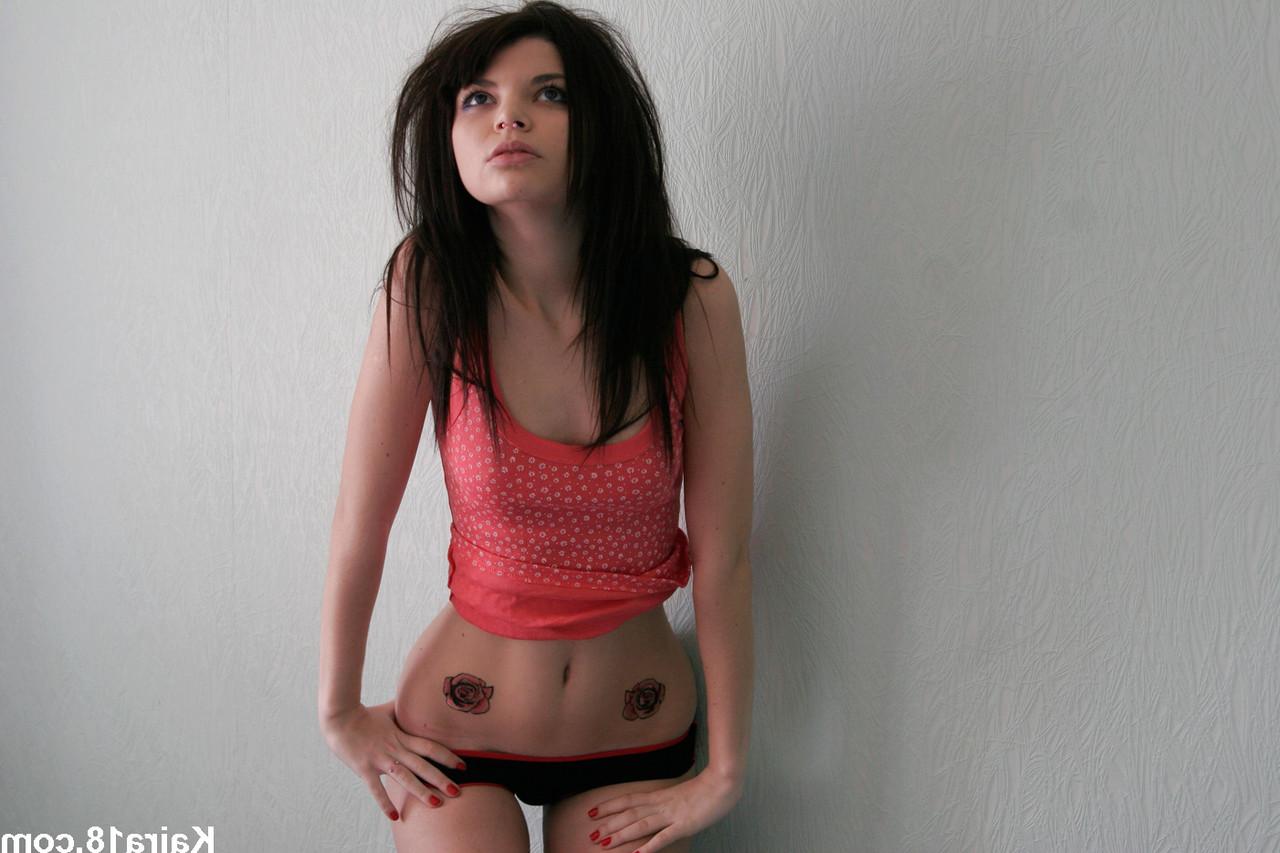 15P A pequena adolescente Kaira 18 mostra seus peitos pequenos antes de finalmente tirar a calcinha
