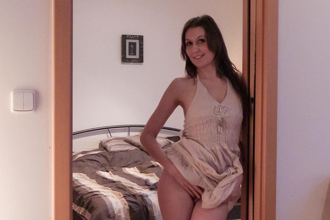 16P A atraente adolescente Meggie Marika está nua e ansiosa para brincar com cunny aparado