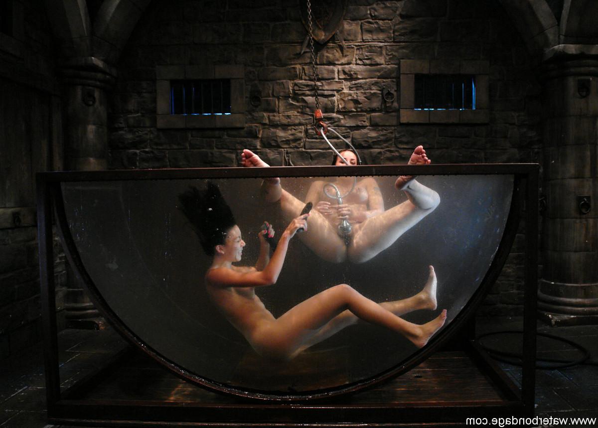 20P Las lesbianas Delilah Strong y Keeani Lei se ponen traviesas en el tanque lleno de agua