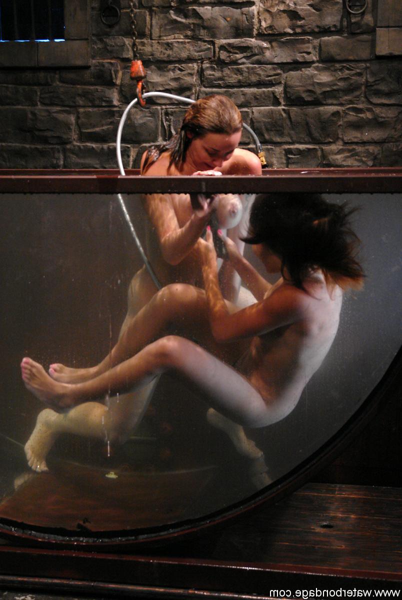 20P Las lesbianas Delilah Strong y Keeani Lei se ponen traviesas en el tanque lleno de agua