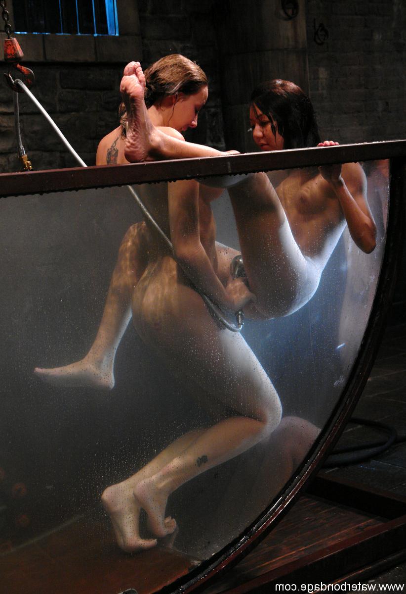 20P Las lesbianas Delilah Strong y Keeani Lei se ponen traviesas en el tanque lleno de agua