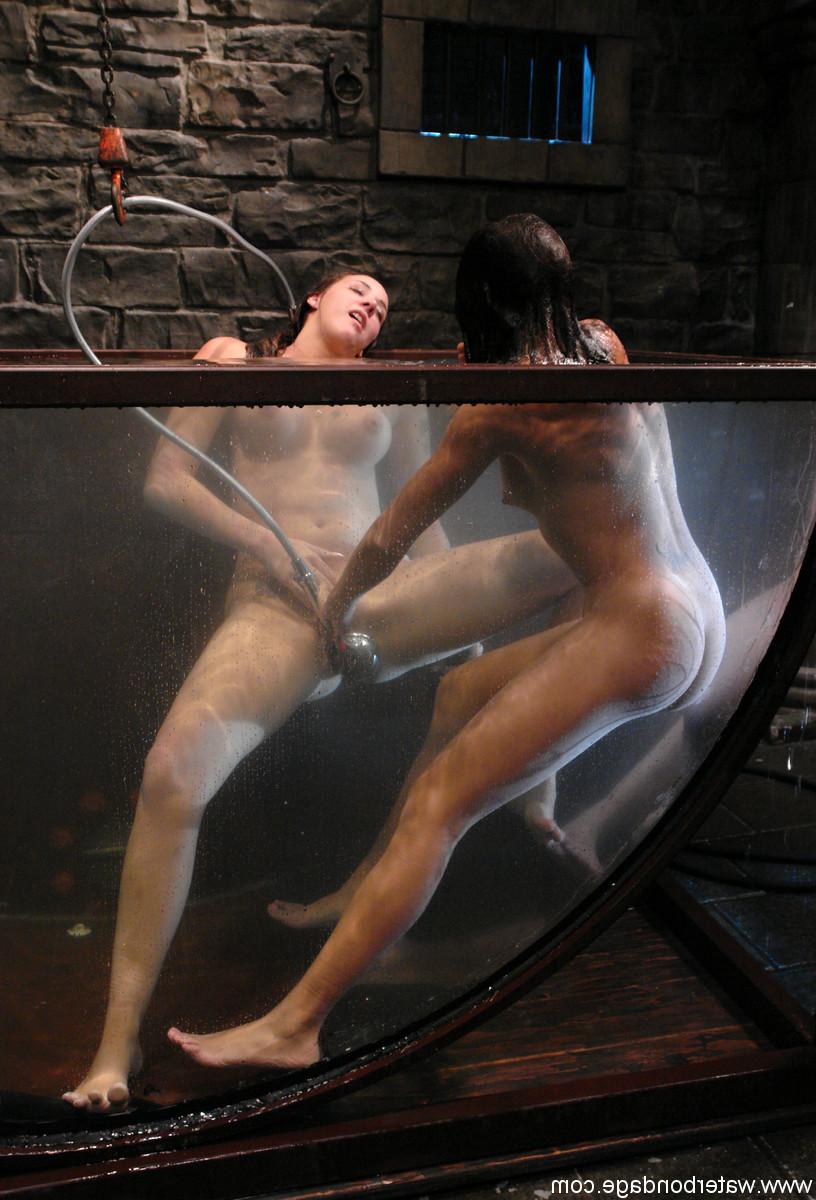 20P Las lesbianas Delilah Strong y Keeani Lei se ponen traviesas en el tanque lleno de agua