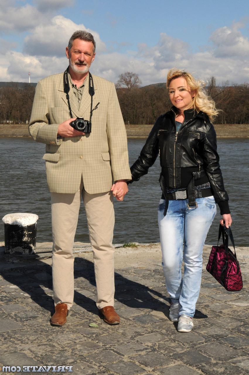 20P La petite Hongroise Cynthia Moore baise un vieux photographe qu'elle vient de rencontrer