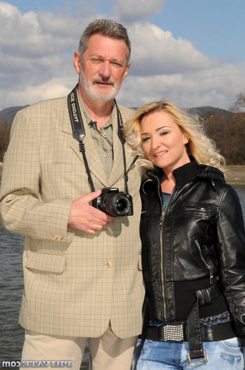 20P La petite Hongroise Cynthia Moore baise un vieux photographe qu'elle vient de rencontrer