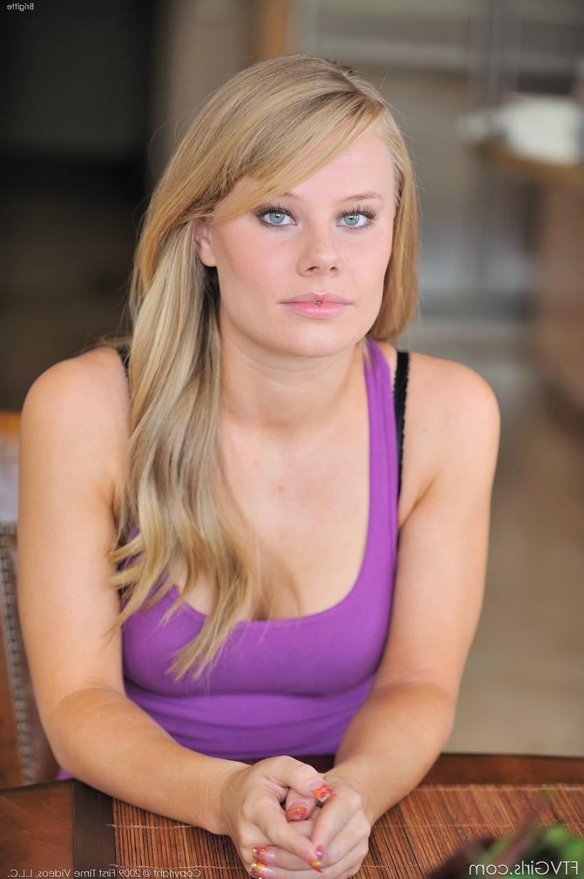 17P Blondes Girl mit blauen Augen steckt sich nach dem Ausziehen ein Sexspielzeug in die Fotze