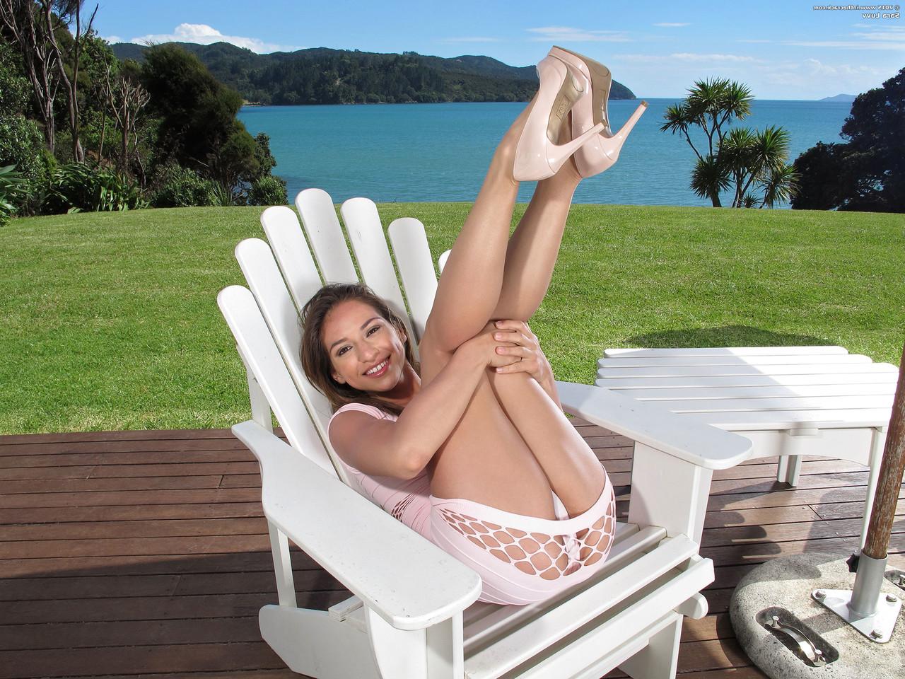 20P La delgada latina sara luvv muestra su gran culo al aire libre y se masturba