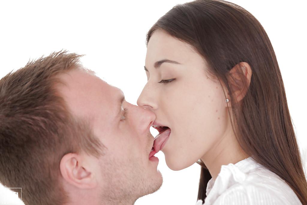 16P La hermosa novia Iwia le hace una mamada a su novio mientras le lamen el coño rosado