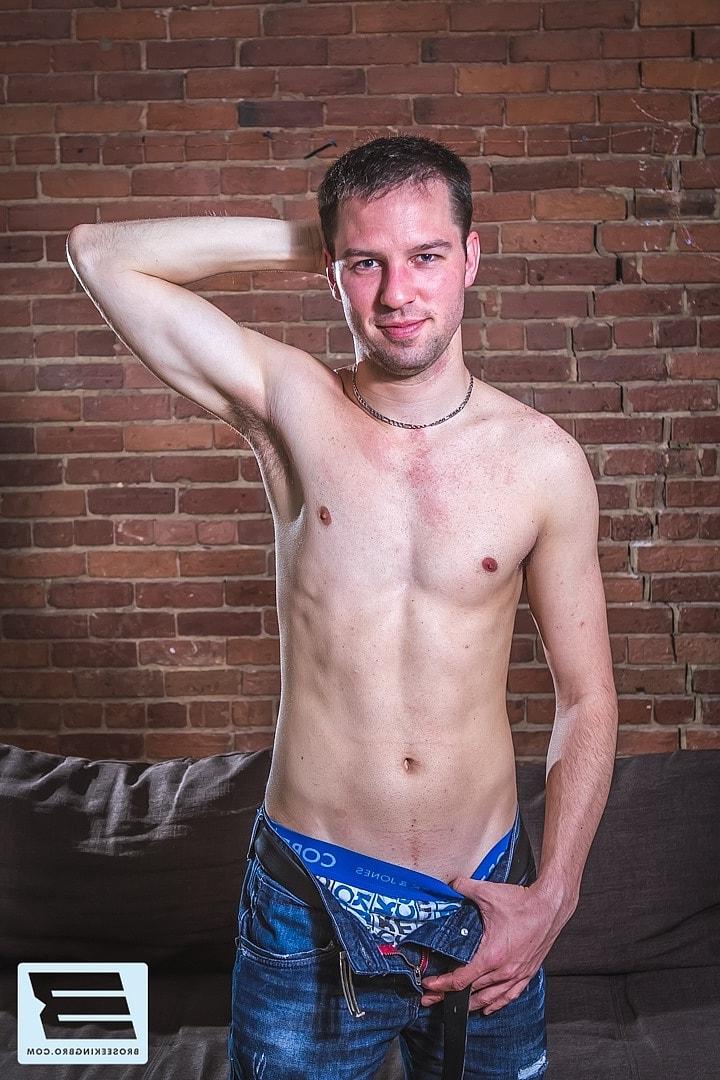 20P O adolescente magro Alex leva uma surra no cu apertado do cara gay tatuado Colby