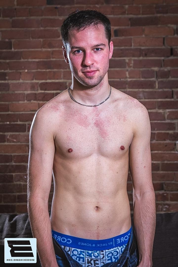 20P O adolescente magro Alex leva uma surra no cu apertado do cara gay tatuado Colby
