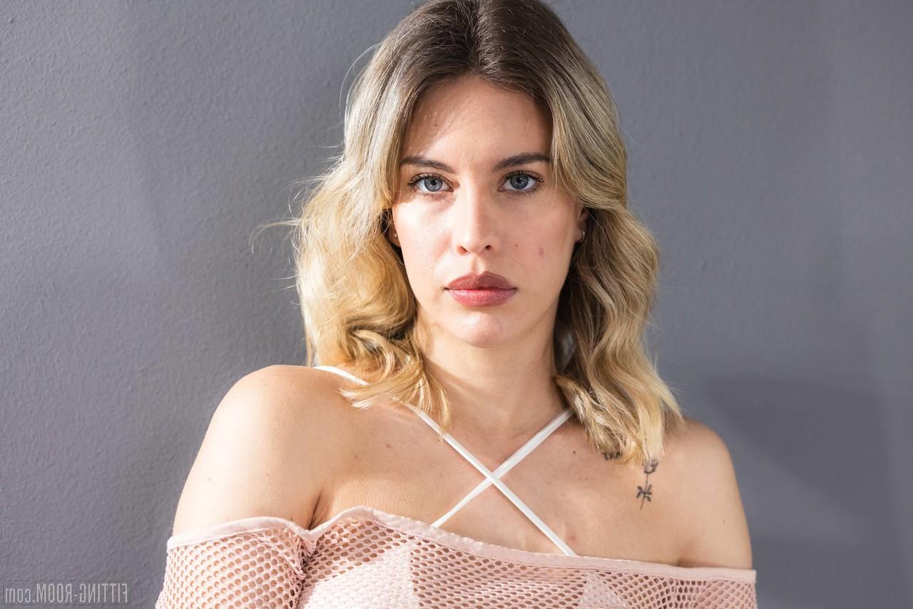 10P A adolescente latina Toni Maria abre as pernas depois de ficar nua