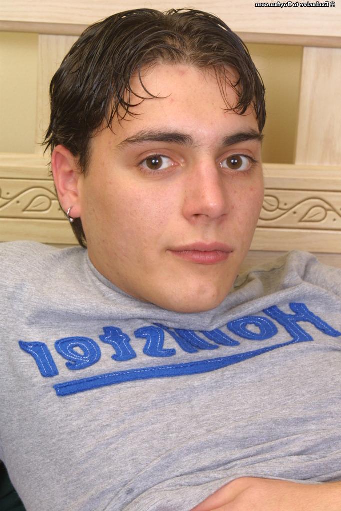 20P El gay cachondo Owen se quita la camisa y la ropa interior y se masturba su erección