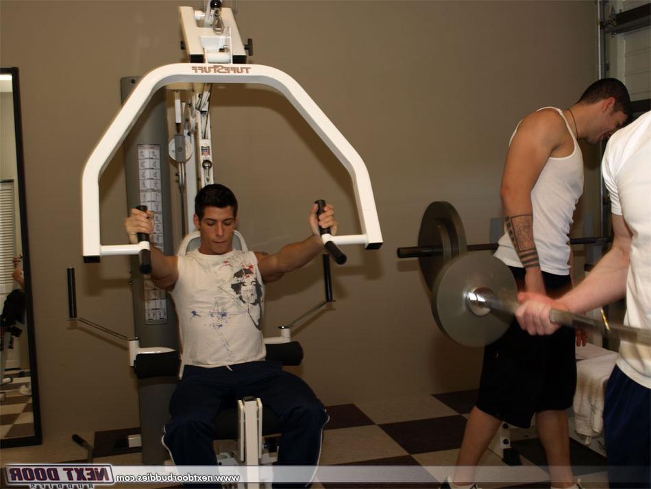 20P Handsome boys strip and blow each other's strong dicks at the gym