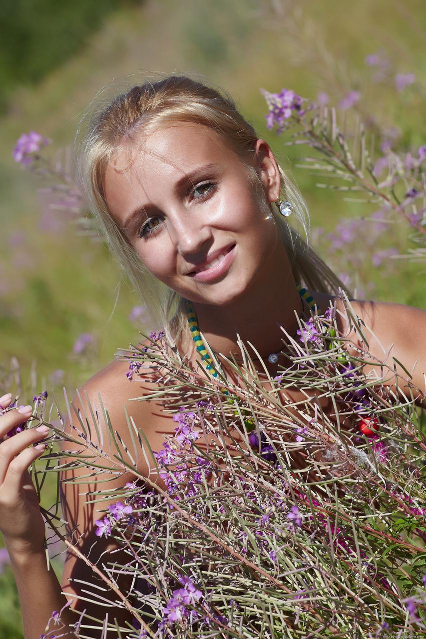 20P Die schlanke blonde Teenagerin Afina stellt ihre leckere Muschi und ihren glänzenden Körper im Freien zur Schau