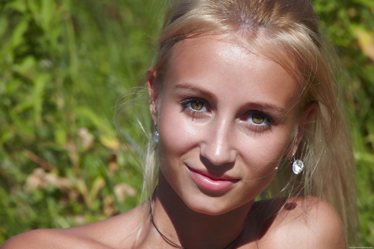 20P Die schlanke blonde Teenagerin Afina stellt ihre leckere Muschi und ihren glänzenden Körper im Freien zur Schau