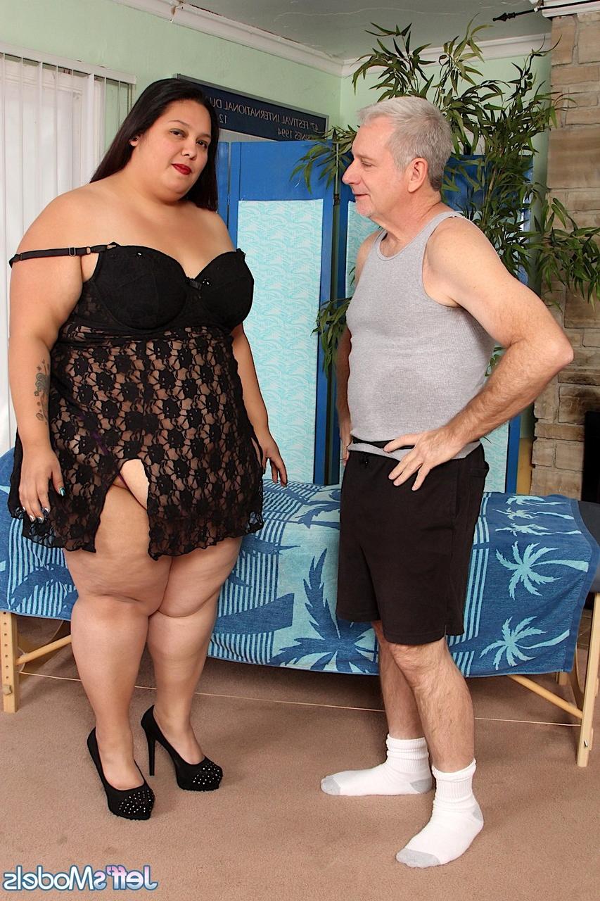 20P La juguetona SSBBW Lorelai Givemore es adorada por su cuerpo y jugueteada con su coño