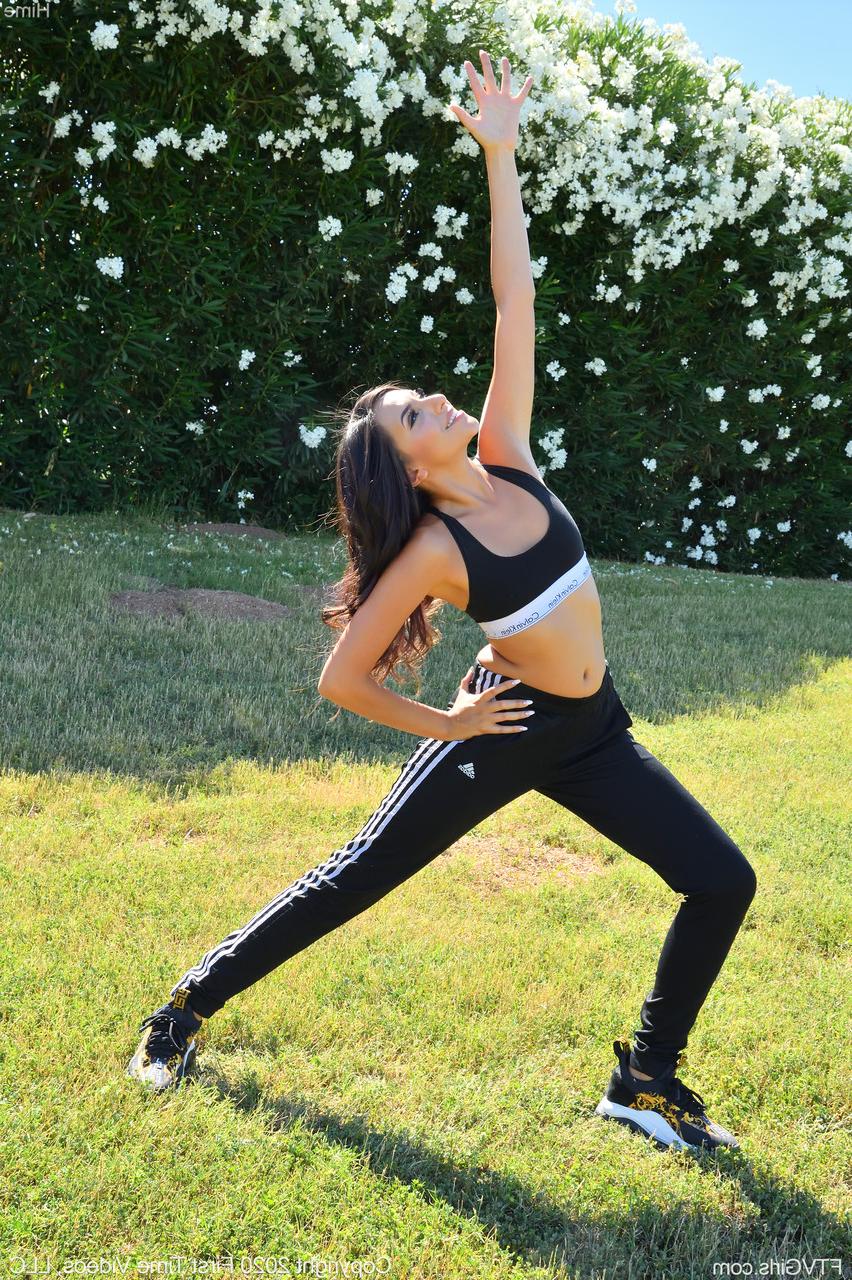 20P Das zierliche Babe Hime masturbiert nach einer Yoga-Sitzung im Freien mit ihren Dildos