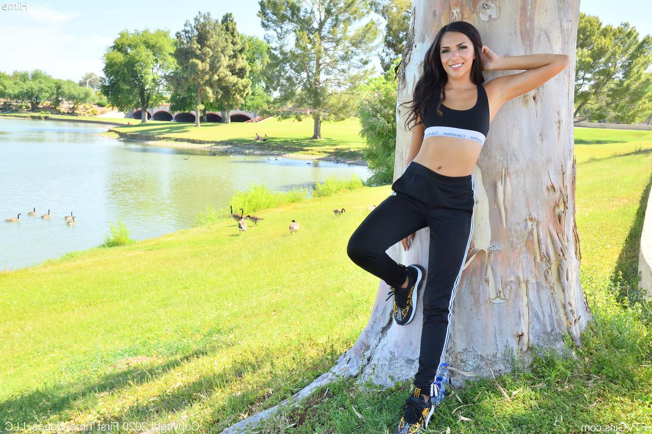 20P Das zierliche Babe Hime masturbiert nach einer Yoga-Sitzung im Freien mit ihren Dildos