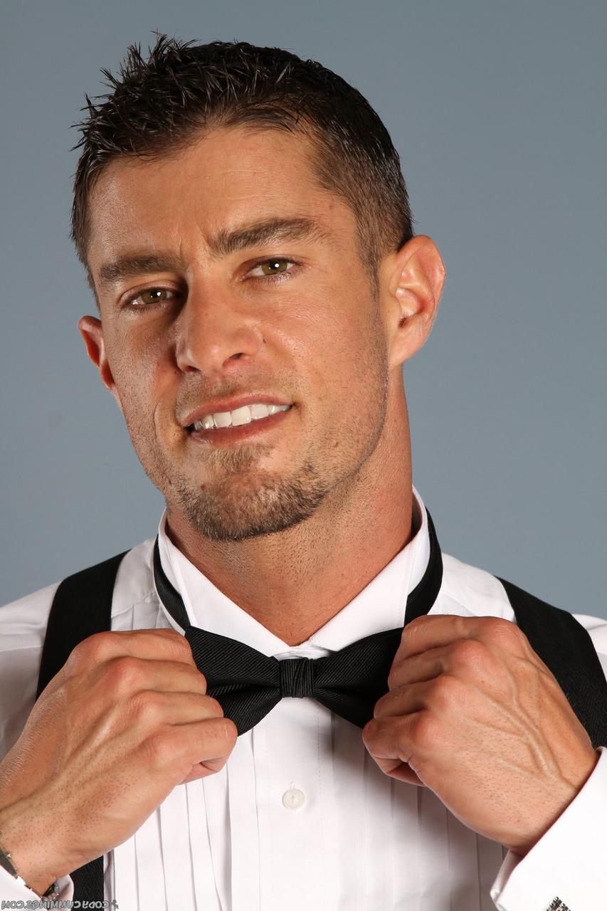 20P O garanhão sexy Cody Cummings tira seu terno e exibe seu corpo quente e sua grande vara