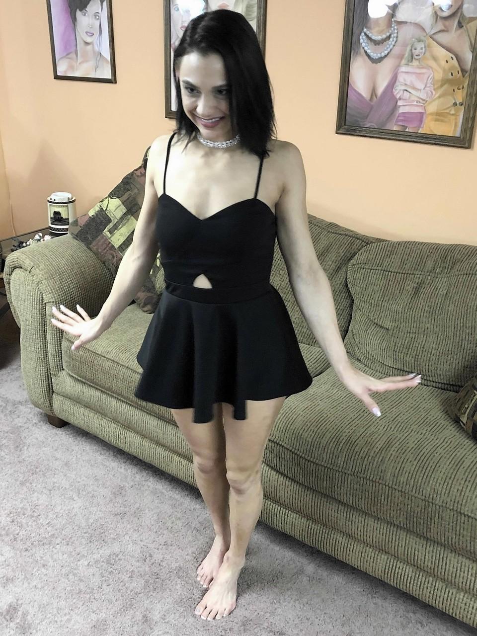20P Petite cutie Maria Jade tira, se ajoelha e sopra um pau antes de comer porra