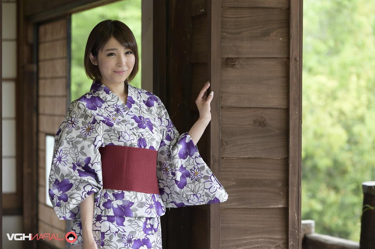 15P A bela japonesa Runa Hagawa libera seus seios firmes de um quimono