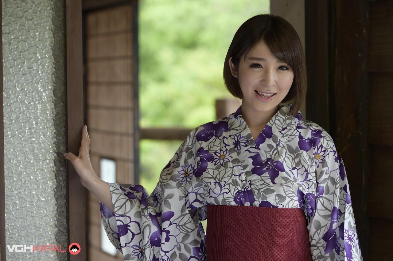 15P A bela japonesa Runa Hagawa libera seus seios firmes de um quimono