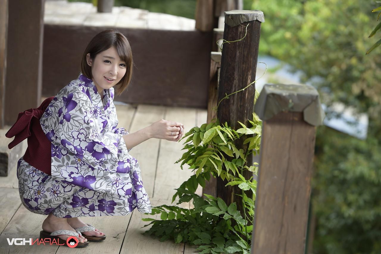 15P A bela japonesa Runa Hagawa libera seus seios firmes de um quimono