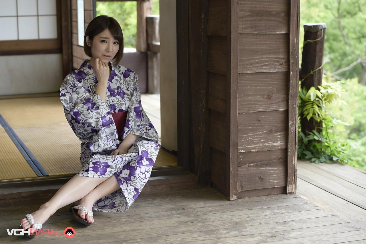 15P A bela japonesa Runa Hagawa libera seus seios firmes de um quimono