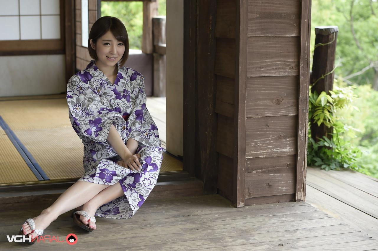 15P A bela japonesa Runa Hagawa libera seus seios firmes de um quimono