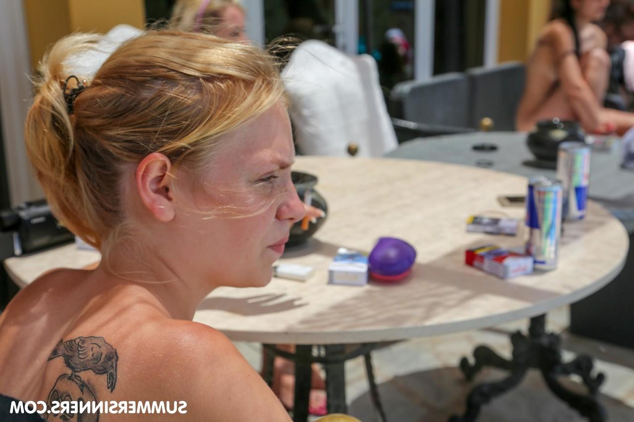 20P Bellezas checas con cuerpos calientes y grandes tetas participan en una orgía junto a la piscina