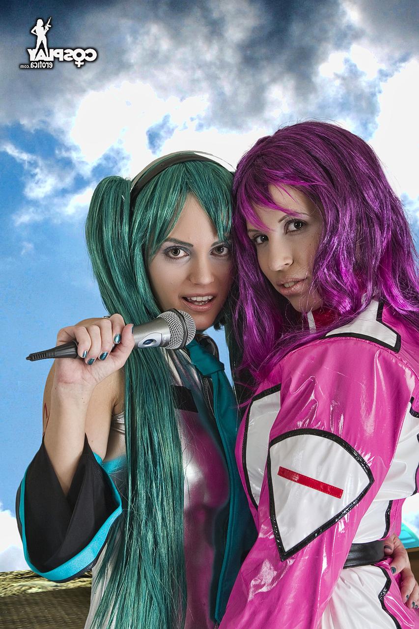 12P Lindas cosplayers compartilham um beijo lésbico enquanto cantam uma música
